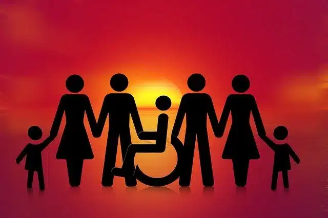 famille stylisee avec personne en fauteuil roulant au couche